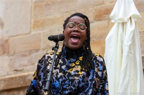 Gros plan sur Flore du groupe The Sparkle Family