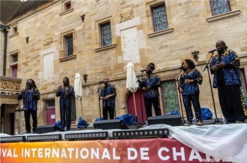 Les 6 artistes du groupe The Sparkle Family sur la scène du collège Gilles de Trèves en train de chanter.