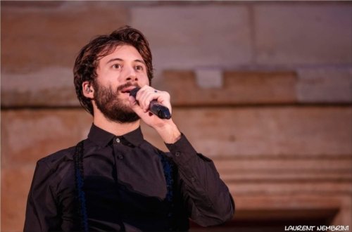 Gros plan sur Marco du groupe Mezzotono, micro à la main en train de chanter