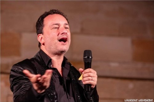 Gros plan sur Fabio de Mezzotono, micro à la main en train de chanter