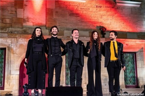 Les 5 artistes du groupe Mezzotono saluent le public en fin de spectacle.