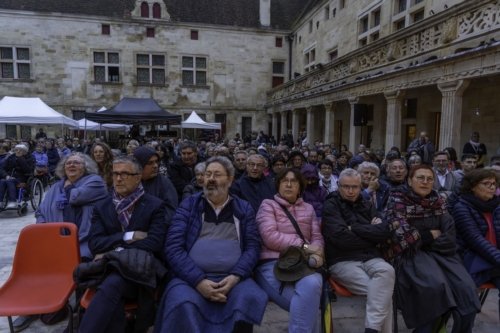 Le public, vu de face, dans la cour du collège Gilles de Trèves.