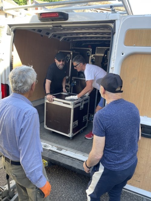 Eric et Fred déchargent le matériel lumière du camion