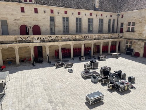 Vue depuis les coursives du collège. Tous les flight case de la régie son et lumière sont posés dans le centre de la cour.