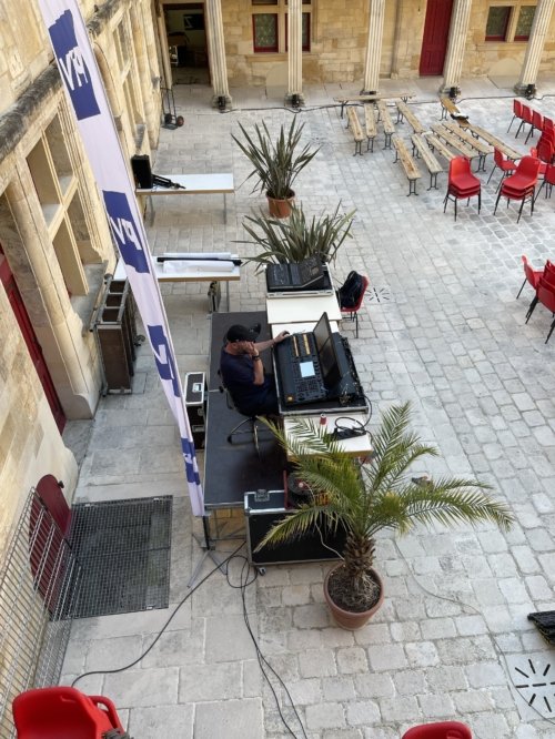 Photo prise depuis les coursives. Fred en train de réfléchir devant sa console lumière.