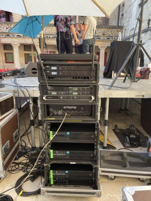 Photo du rack son avec préamplis, amplis et récepteurs de micros HF.