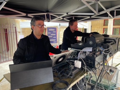 Nico et le régisseur son du groupe pendant la balance