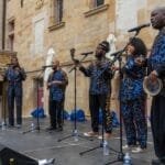 Vue d'ensemble des 6 artistes du groupe The Sparkle Family sur la scène du collège Gilles de Trèves