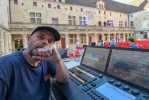 Fred Millot, régisseur lumière, devant sa console, préparant son intervention pour le festival.