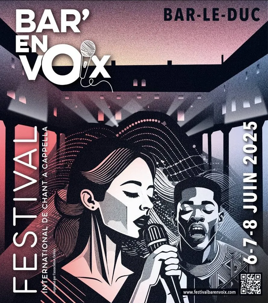 Affiche Bar'EnVoix 2025 représentant le collège dans le fond pendant un coucher de soleil avec des artistes (une chanteuse et un chanteur en) avant plan.