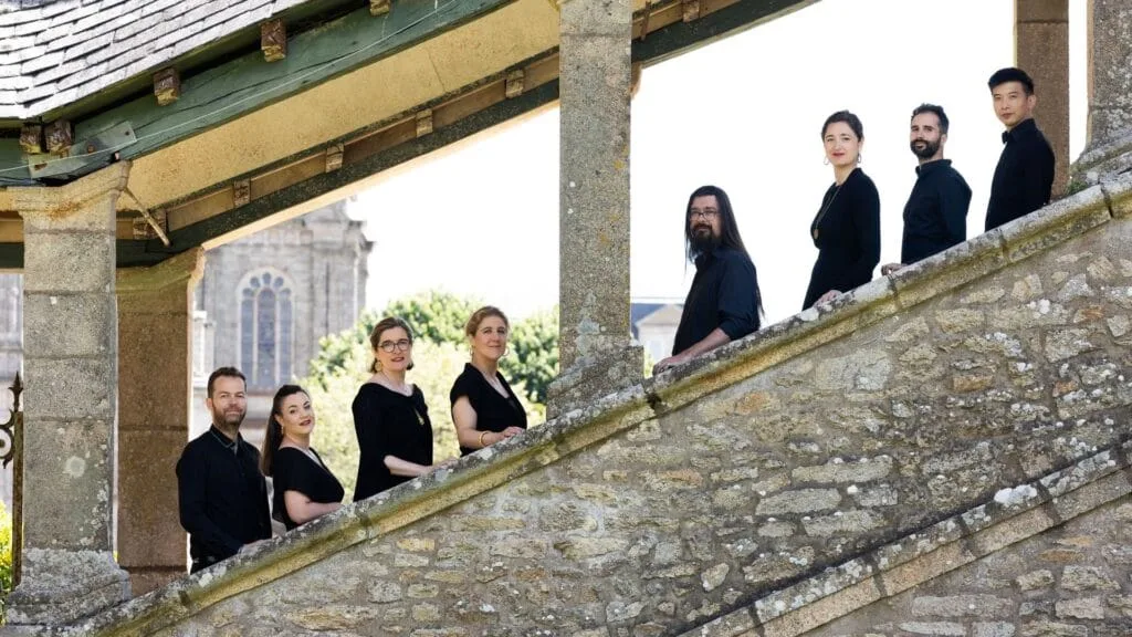 Photo du groupe Ensemble Ô sur un escalier de pierre