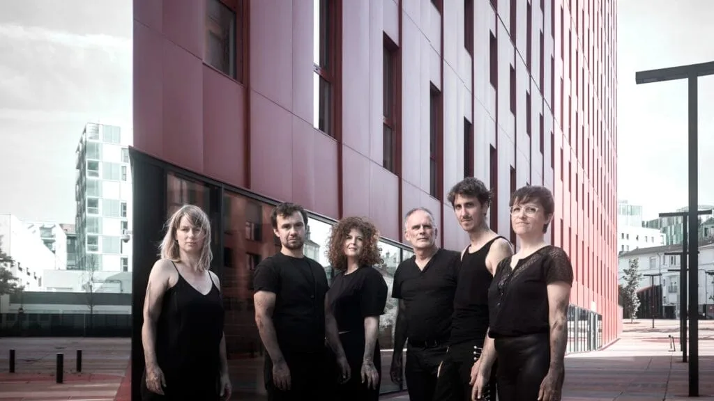 Photo du groupe Exeko devant un immeuble