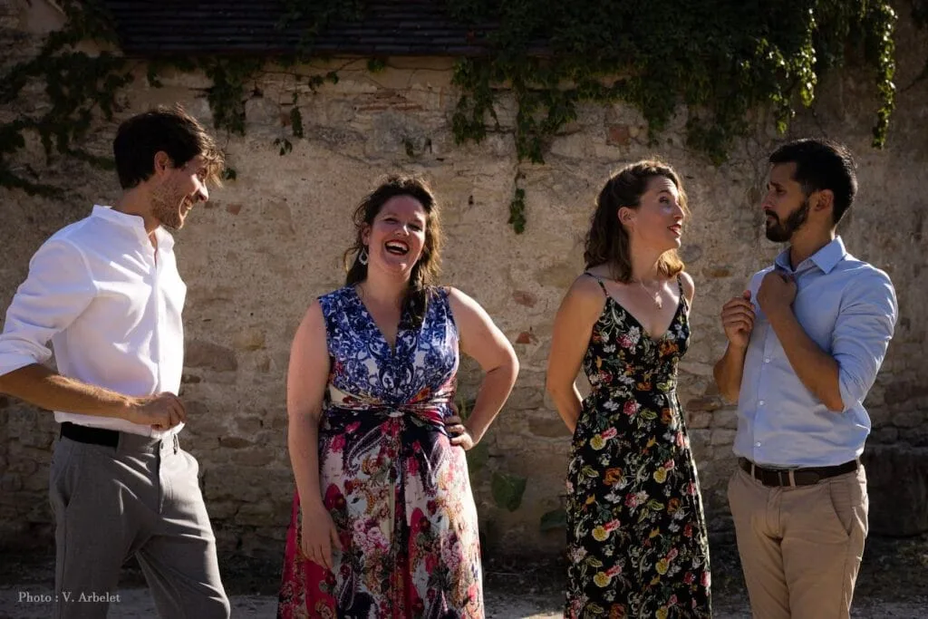 Photo du groupe Français A Bocca Chiusa à l'extérieur devant un mur