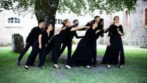 Photo du groupr Ensemble Ô dans un jardin devant un arbre