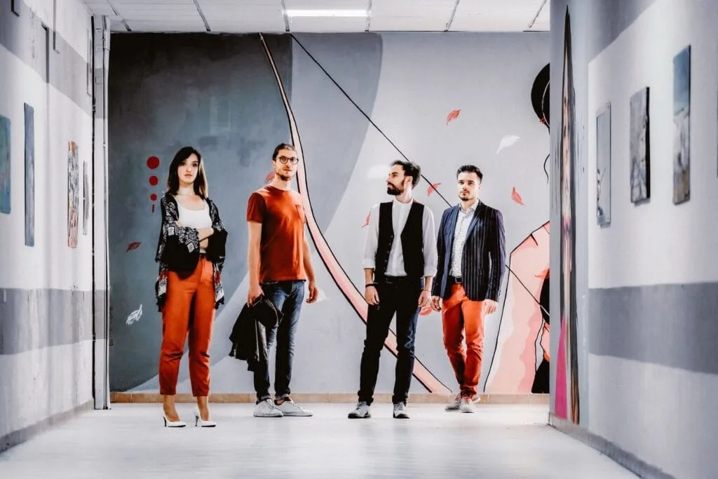 Le groupe Rebel Bit dans une galerie d'art