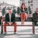 Photo du groupe Rebel Bit assis sur un banc