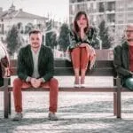 Photo du groupe Rebel Bit assis sur un banc