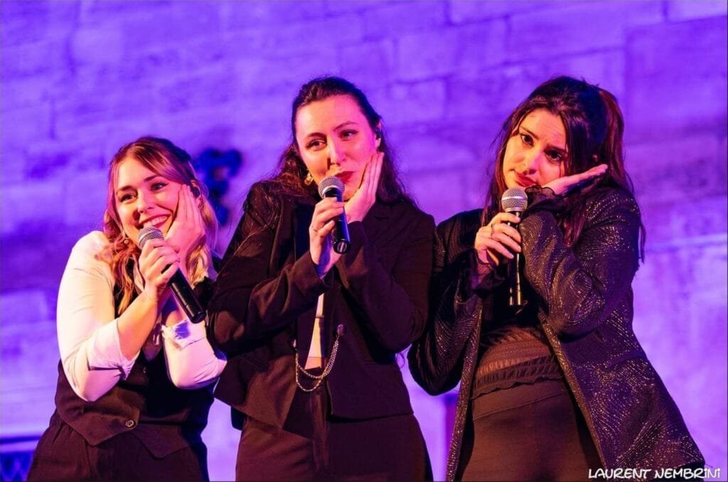 Les trois chanteuses de Just vox sur scène