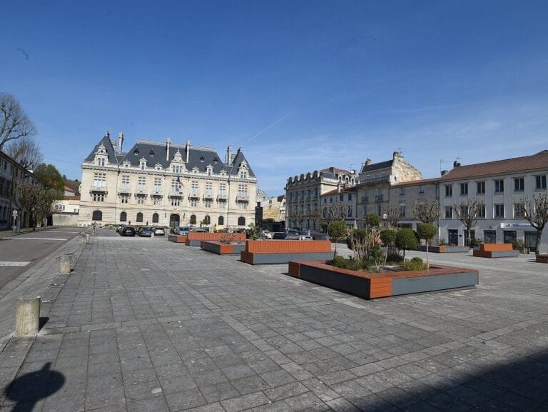 Place Reggio avec la préfecture en fond sous un ciel bleu.