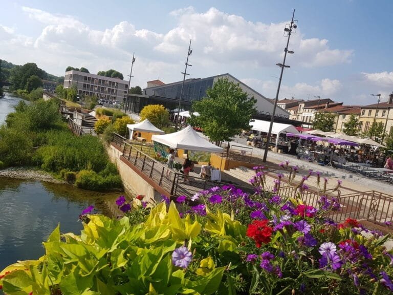 Photos de la place du marché prise du côté des terrasses de Griesheim