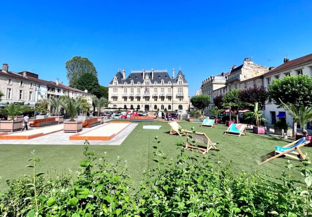 Photo de la place Reggio avec, en fond, une vue sur la préfecture (Crédit photo : Chloé Obara)