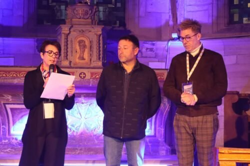 Virginie, présidente de l'association, parle au micro aux côtés d'Emmanuel et Lydéric (maire de Culey)