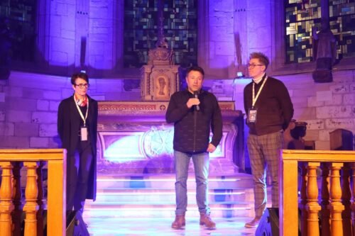 Lydéric, maire de Culey, parle au public entouré de Virginie et Emmanuel