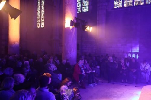 Photo du public dans l'église de culey baignée dans une ambiance bleutée