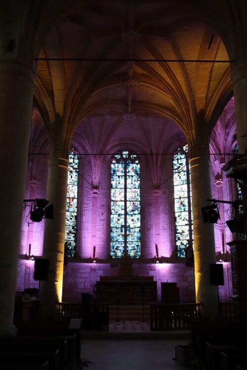Eclairage des colonnes du fond en mauve et celles gauche et droite en jaune