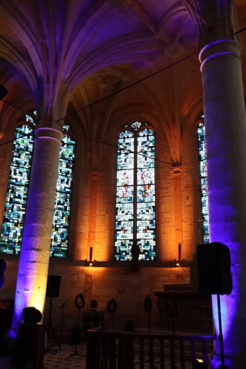 Photo de l'éclairage: colonnes gauche et droite en blanc et bleu et colonnes du fond en orange