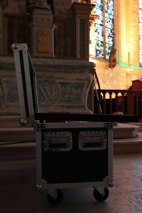 Photo d'un flight case, couvercle levé, dans l'église