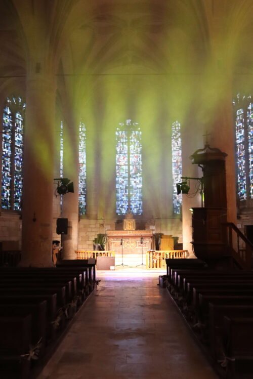 Eclairage en faisceaux jaunes et dans le brouillard dans l'église