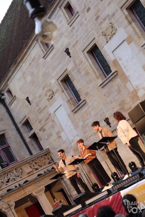 Le groupe A Bocca Chiusa chante sur scène devant la paroi du collège