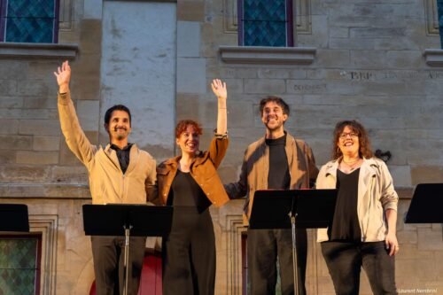 Le groupe A Bocca Chiusa salue le public à la fin du concert