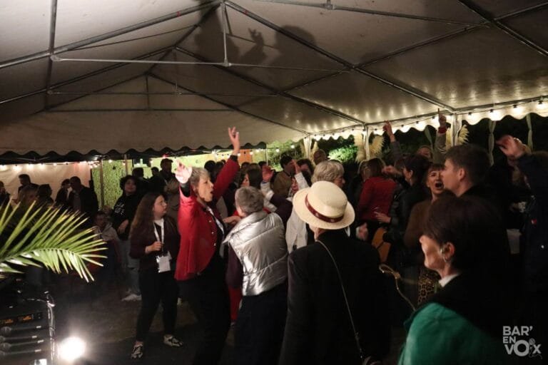 Vue des festivaliers dansant sous le barnum