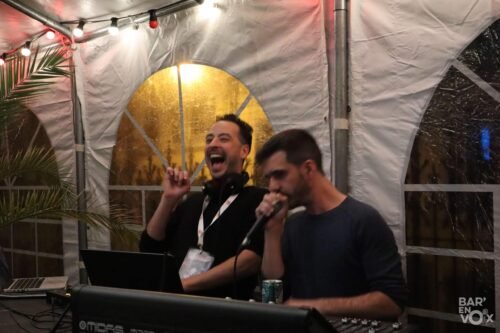 Je DJ D.A. rit aux eclats derrière sa console pendant que Paul fait une démo de beatbox