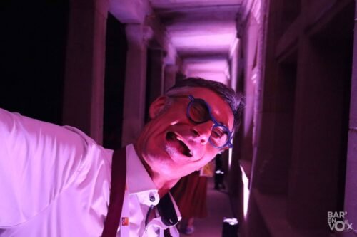 Eric le barman, tout sourire sous les coursives du collège éclairé de mauve