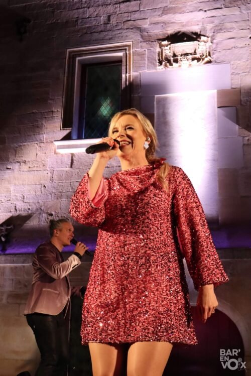 Gros plan sur Maija, micro à la main