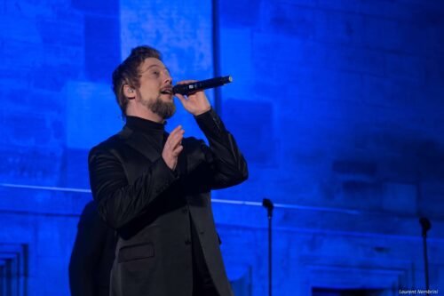 Gros plan su Juni sur un arrière plan bleu