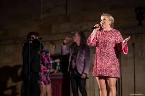 Maija chante micro à la main. En arrière plan, Juha, Juni et Saima se désaltèrent.