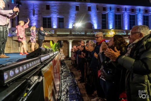 Le public, debout, acclame le groupe Club For Five