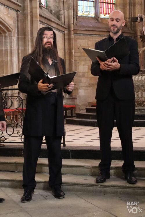 Xavier et Julien chantent sans micro en tenant leur partition.