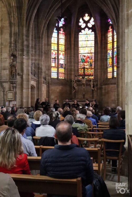 Vue des artistes et du public lors du concert. Vue depuis l'arrière du public.