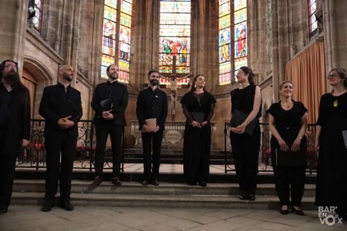 L'Ensemble Ô salue le public, debout dans la nef de l'église Saint-Etienne.