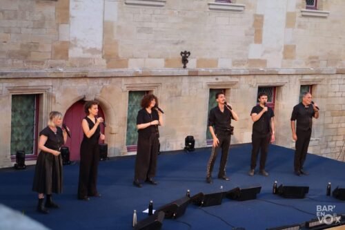 Vue de la scène et du groupe Exeko depuis la coursive.