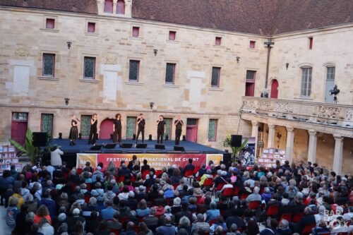 Vue élargie sur le collège et le public devant la scène où se produit le groupe Exeko