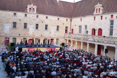 Le public, de jour, dans la cour du collège. pendant le concert d'EXEKO