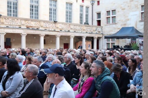 Le public, de jour, dans la cour du collège.
