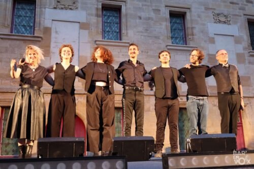 Le groupe Exeko salue le public à la fin du concert