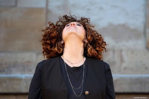 Léa du groupe Exeko regarde le ciel